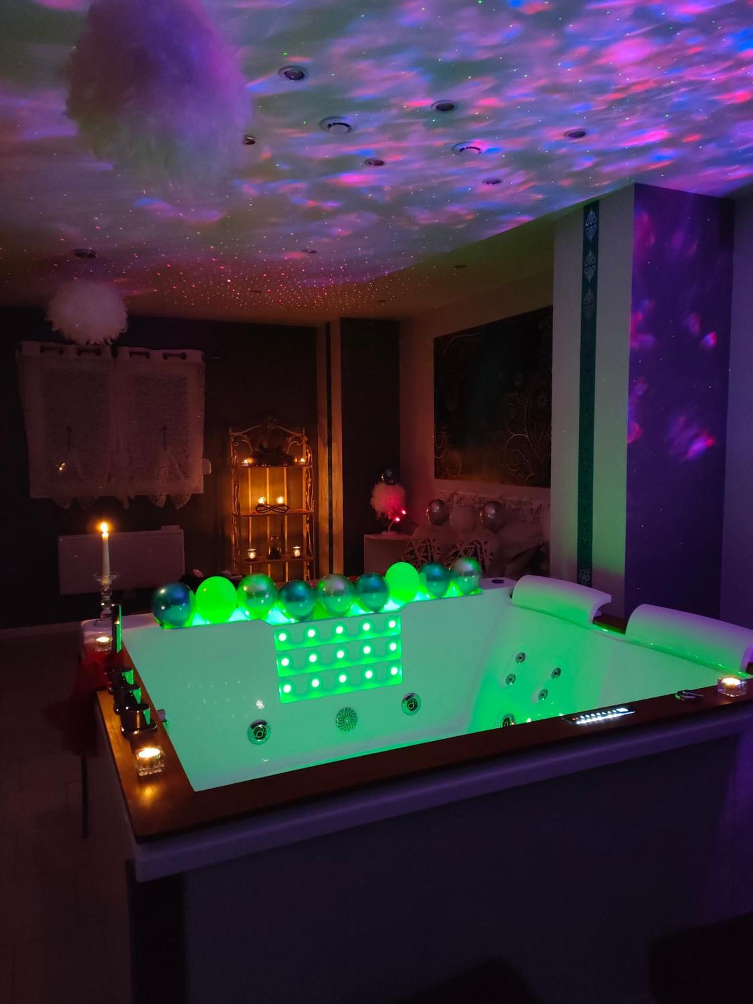 Loft avec Baignoire SPA LÉcrin Romantique Ochancourt Habitación foto